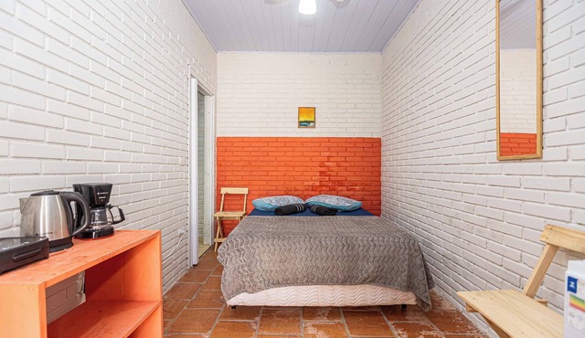 Memora Guesthouse - Suite 160 meters from the beach and 15 minutes from Ilha do Mel (Honey Island).