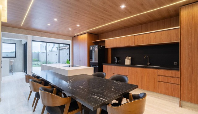 Modern House: 3 Suites | Jacuzzi | 450m from Beach