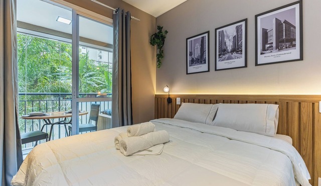 Modern studio with balcony near Ana Rosa Metro Station, Paulista Avenue, and Ibirapuera Park. in São Paulo
