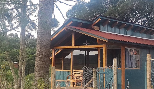 Na'raucária, a cabin with a bathroom, a rural backyard within the city.