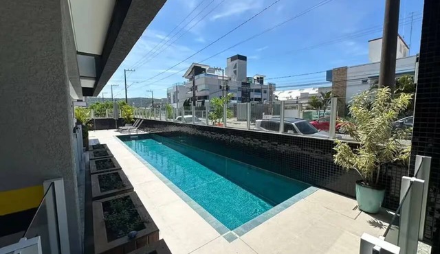 New and cozy: on the beach and with a pool (Ingleses, Florianópolis)