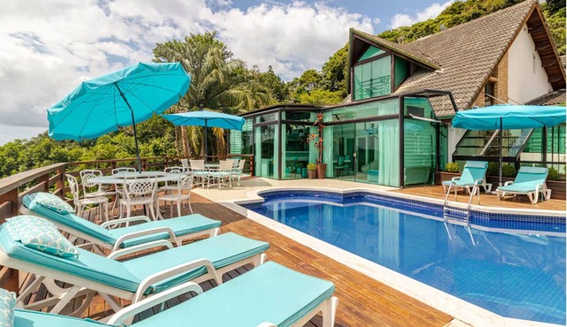 Oasis Mansion: 5 Spacious Suites and Exclusive Beach Access