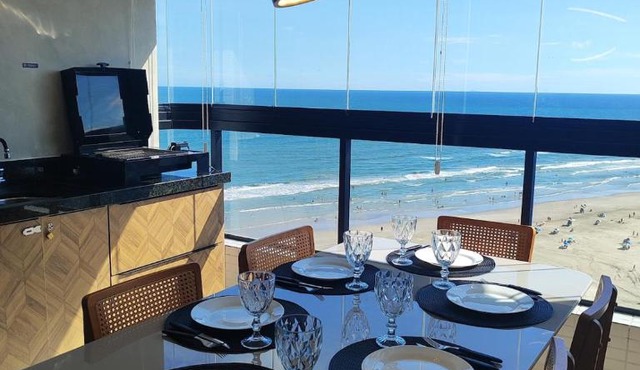 Oceanic Beira Mar com Varanda Gourmet e conforto até 8 pessoas in Praia Grande