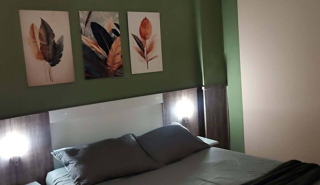 One-bedroom apartment, fully furnished, 10 minutes from the city center, everything nearby: supermarket, bank, restaurants.