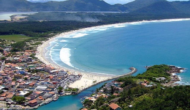 One-bedroom apartments with air conditioning, pool and barbecue on the patio in Florianópolis