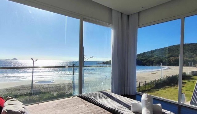 Perfect house, right on the beach, stunning view in Barra da Lagoa.