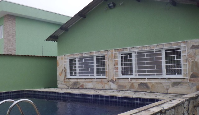 Perfect with pool, barbecue and 200m from the beach.