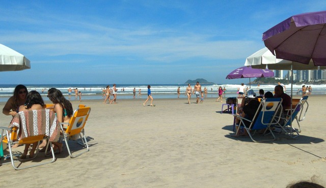 Pitangueiras, Gourmet balcony 100m from the beach with daily cleaning included
