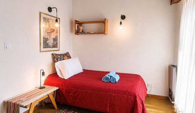 Private Room in a Shared House with a Balcony and Air Conditioning Near the San Isidro Racetrack in Martínez