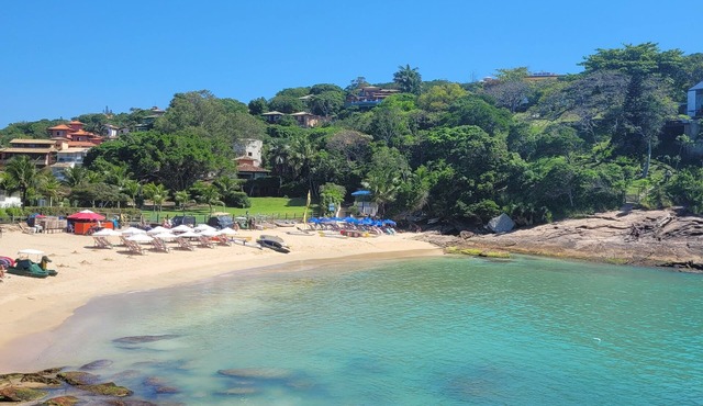 Property located 30 meters from Ferradurinha beach
