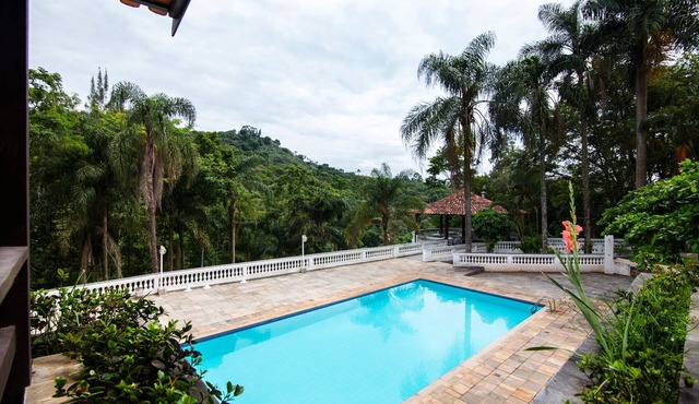 Property with complete leisure facilities. Swimming pool, saunas, sports court, nature trail. Close to São Paulo.