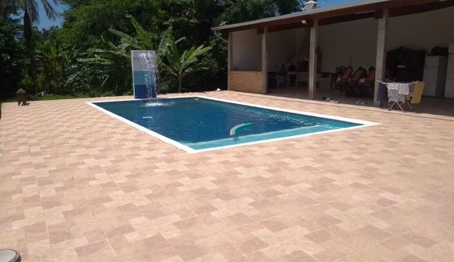 Property with pool, barbecue and lots of greenery, near the beach.