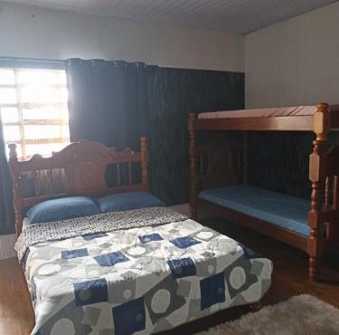 Quarto 05, quarto com cama de casal e 2 beliches, com sacada, banheiro e cozinha in Cuiabá