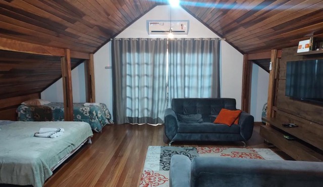 Quarto Chalé aconchegante em Casa da Família Anton próximo ao aeroporto