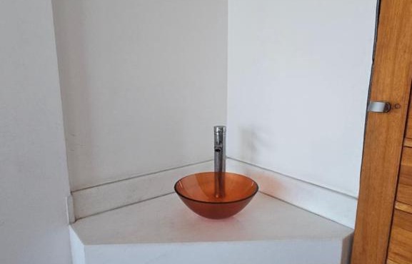 Quarto Plutão - banheiro privativo e ar condicionado