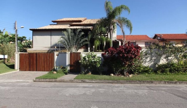 Quiet, cozy, airy house, just steps from the beach.
