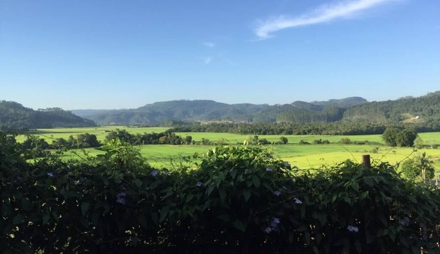 Resida num lugar seguro, agradável e com visual deslumbrante. Aluguel Anual.