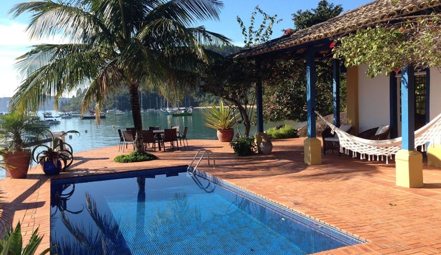 Retreat, 7 suites with air conditioning, swimming pool, barbecue, sauna, beach access to the house.