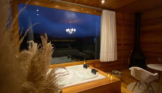 Romantic Getaway with Jacuzzi and Breakfast in Rancho Queimado