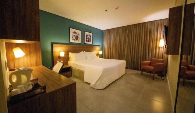 Rooftop Evenings, Poolside Days & Comfortable City Stays in Acre