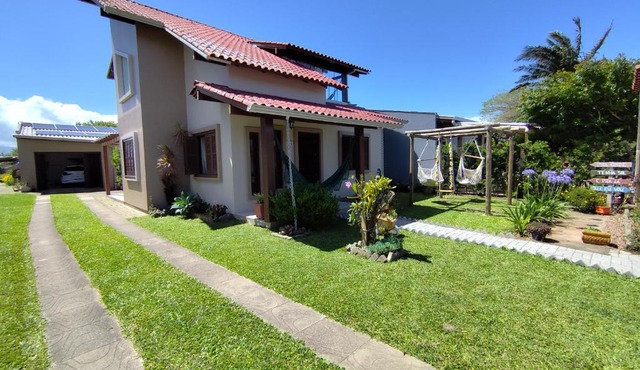 SOBRADO COM PISCINA