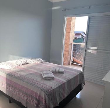 Sobrado top com piscina, espaço gourmet, próximo à praia com Ar Condicionado