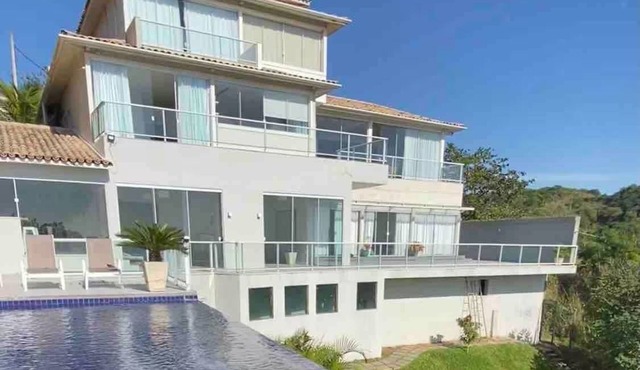 Spacious and charming house with a privileged view, close to the beaches and the city center.