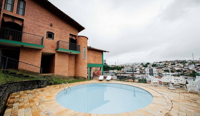 Spacious Colonial House with Pool and Incredible View in São Lourenço