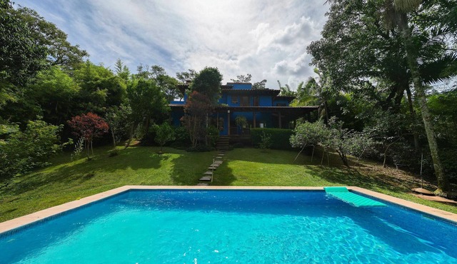 Spacious House with Large Pool and Barbecue Near São Paulo in Carapicuíba