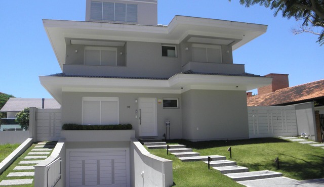 Spectacular house, with 07 Dorm, Pool, Party Room, unique location!
