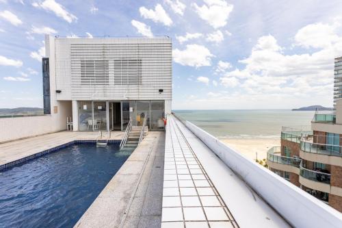 Stay Home Luxo - 1 min da praia do Gonzaga - Estrutura de hotel 4 estrelas - Piscina no Rooftop - Sauna - Academia com vista pro mar