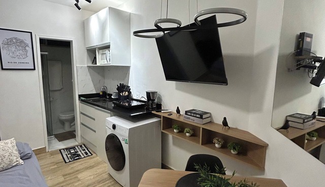 Studio apartment for rent in Glória, near the Glória street market and metro station.