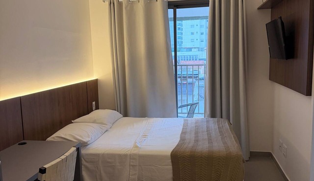 Studio apartment next to Morumbi Shopping Mall and Brooklin metro station. in São Paulo
