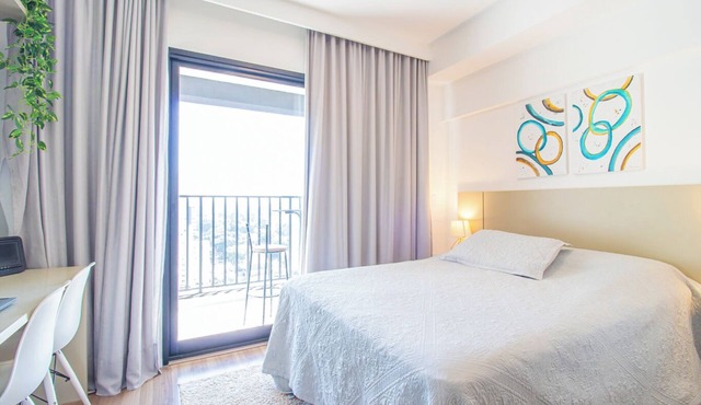 Studio elegante com varanda e ótima localização
