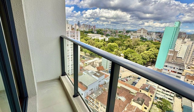 Studio moderno no centro de Curitiba — piscina no rooftop e vista panorâmica