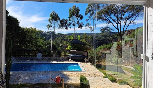 Stylish and private house with heated pool