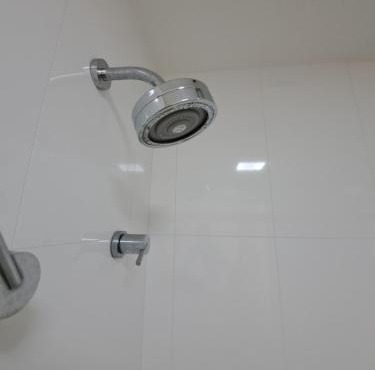 Suíte com varanda e piscina na Barra da Tijuca - RJ