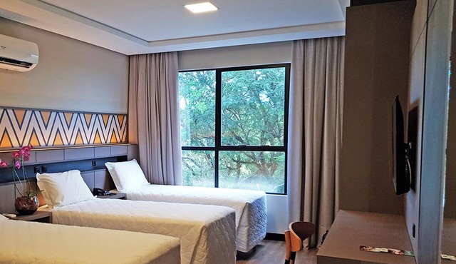 Three Triple Twin Rooms | Free Breakfast, Pool Bar & Bird Park 5 mi Away