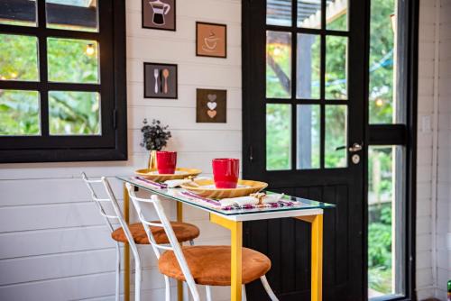 Tiny House com Banheira Privativa ao Ar Livre, Opção com Café da Manhã, Deck no Jardim com Rede Suspensa sobre o Riacho e Lareira Externa em Meio à Natureza in Imbituba