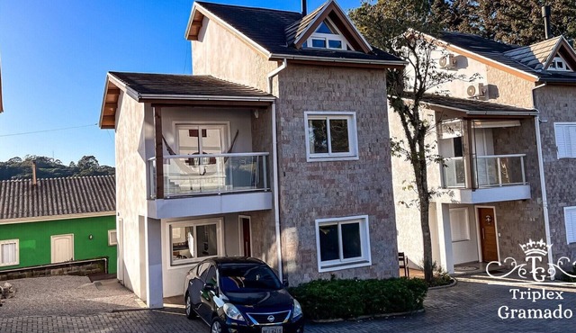 Triplex house with 3 suites, in a gated community in downtown Gramado.