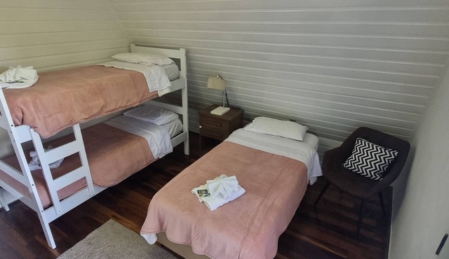 Two large bedrooms in a family home, 5 minutes from the center. in Campos do Jordão