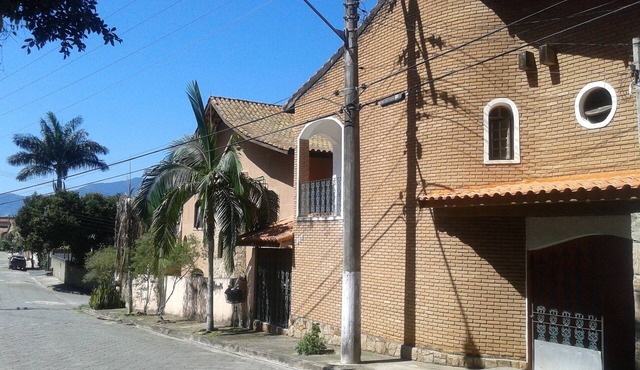 Two-story house in São Sebastião with pool, games area, 5 bedrooms, sleeps 21. in São Sebastião