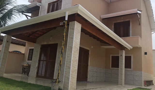 Two-story house with pool, 5 bedrooms, and 700 meters from Massaguaçú beach. in Caraguatatuba