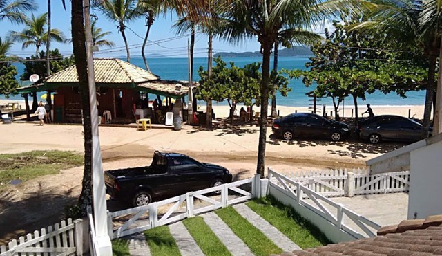 Two-story house with en-suite bathroom facing the sea on Sununga Beach, in Lázaro.