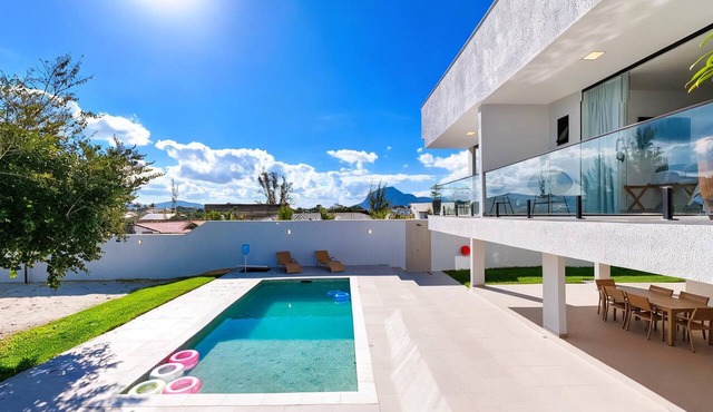 Vibe Praia House | Pool and Gourmet Area