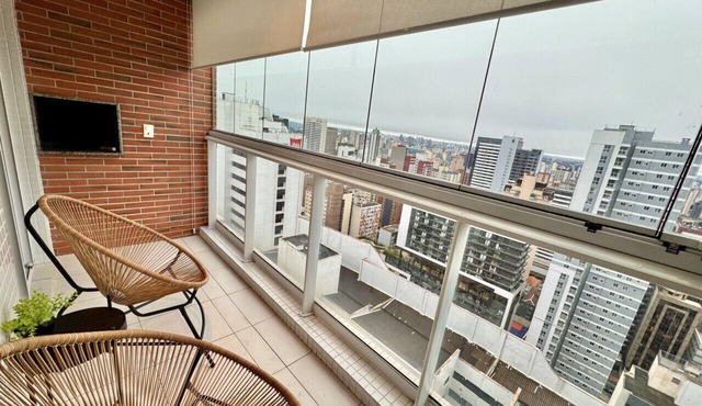 Vista panorâmica do 28º andar no Batel — sacada gourmet, piscina e Shopping Curitiba na porta