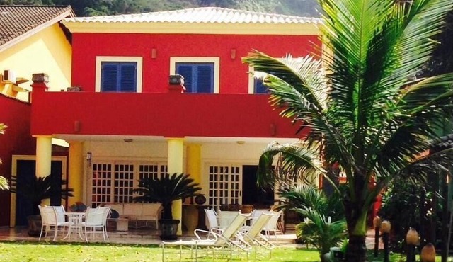 Wonderful beachfront house! Gated community with 24-hour security, 5 suites, and air conditioning.