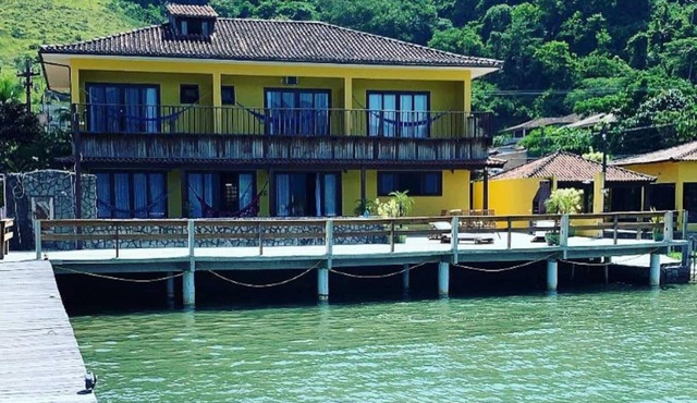 YELLOW HOUSE ON THE SEA, up to 16 people. in Angra dos Reis