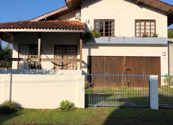 Casa em Bombinhas, zimbros