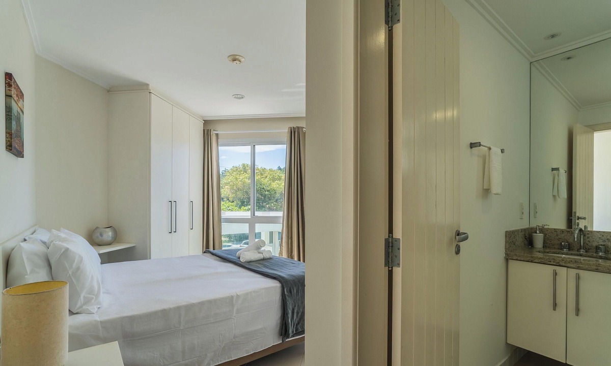 Morro das Pedras Apartment | Beachfront Condominium w/Pool in Morro das Pedras - Pros